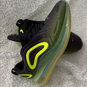 Nike Men’s Black Airmax 720 Sneakers with Neon Yellow Accents